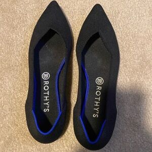 Black pointed Rothy flats.